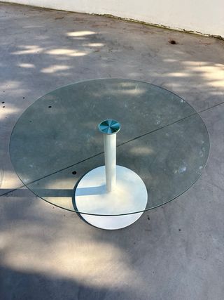 Mesa de cristal redonda de color blanco