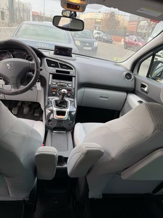 Peugeot 5008 2011