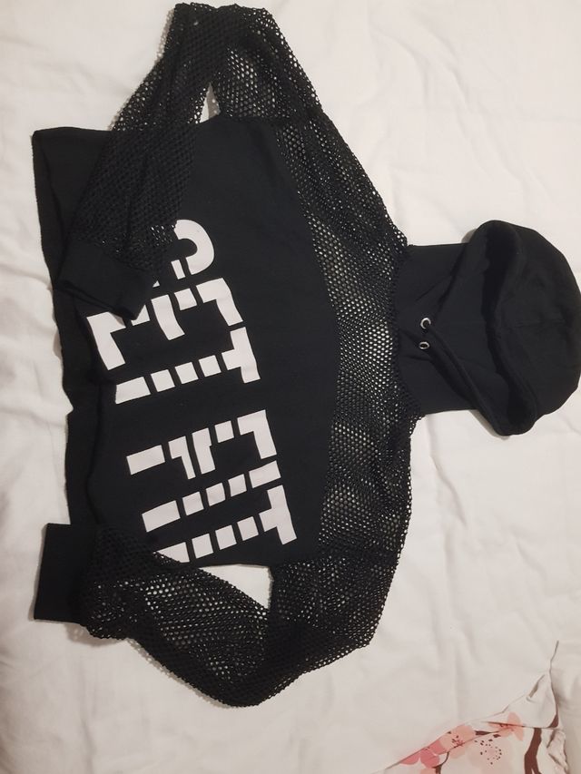 Sudadera negra corta