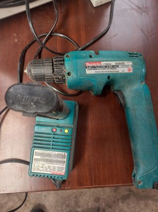 Taladro controlador Makita 6095D con cargador