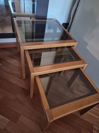 Tris di tavolini di legnio e vetro