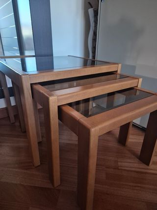 Tris di tavolini di legnio e vetro