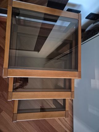 Tris di tavolini di legnio e vetro