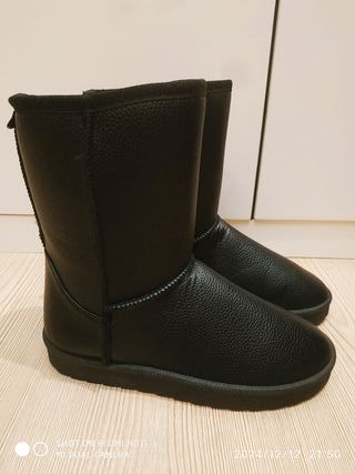Botas estilo Ugg negras.