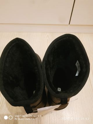 Botas estilo Ugg negras.