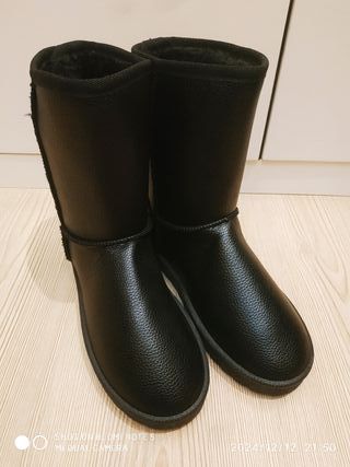 Botas estilo Ugg negras.