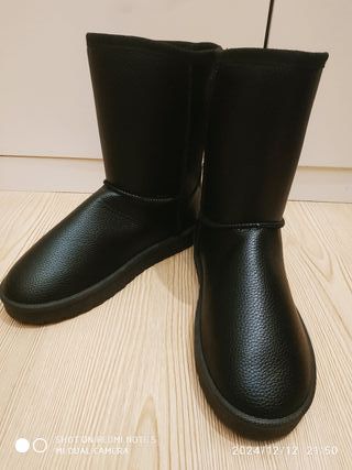Botas estilo Ugg negras.