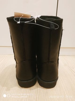 Botas estilo Ugg negras.