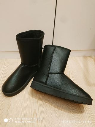 Botas estilo Ugg negras.