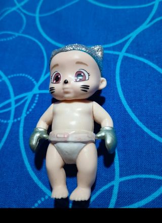 Bebe gato plateado navideño