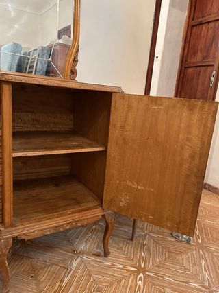 Mobili antichi con specchio