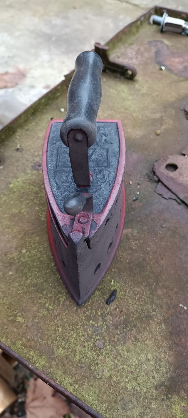 Vecchio ferro da stiro