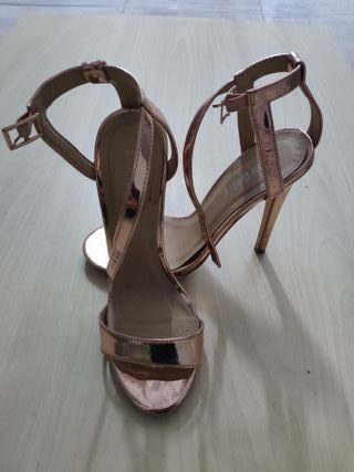 Zapatos de tacon, sadalias de vestir. Oro rosa
