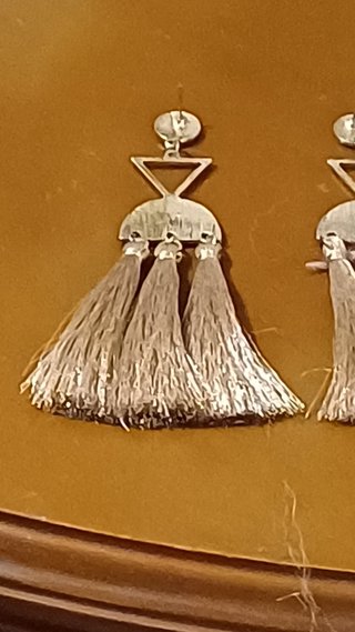 PENDIENTES CON DISEÑO ARRIBA Y BORLAS