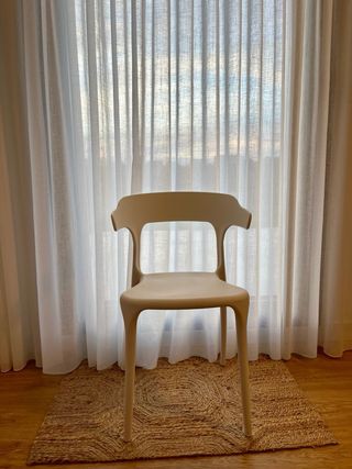 Silla blanca de polipropileno