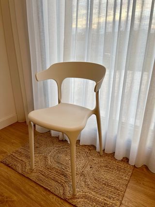 Silla blanca de polipropileno