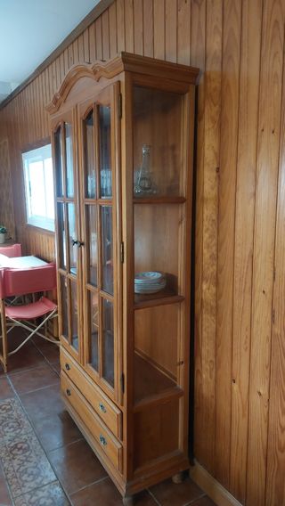 Armario vitrina de madera de pino