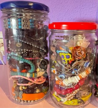 Tarro con joyas variadas