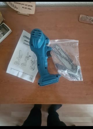 Amplificador Ak35v más sierra de mano.