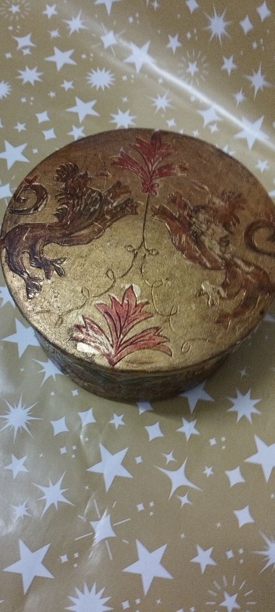 Caja antigua étnica grabada manualmente