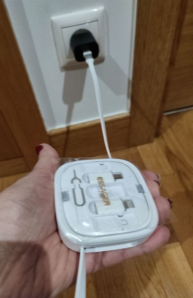 Caja cables cargadores y adaptores