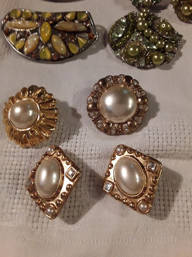 DIFERENTES PEÇAS DE BIJUTERIA