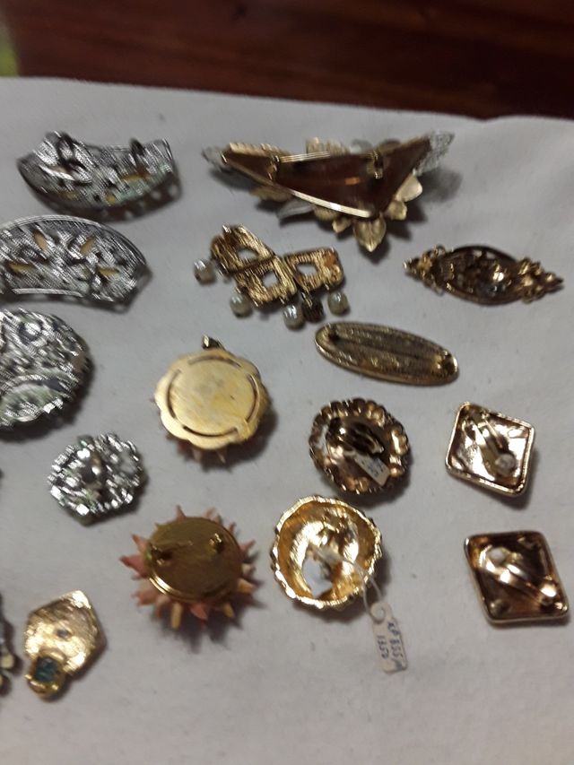 DIFERENTES PEÇAS DE BIJUTERIA