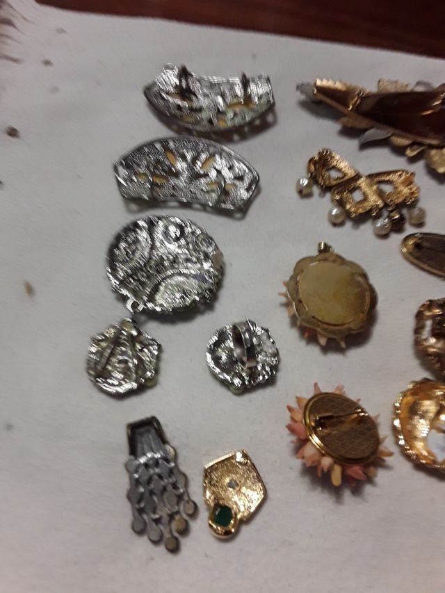 DIFERENTES PEÇAS DE BIJUTERIA