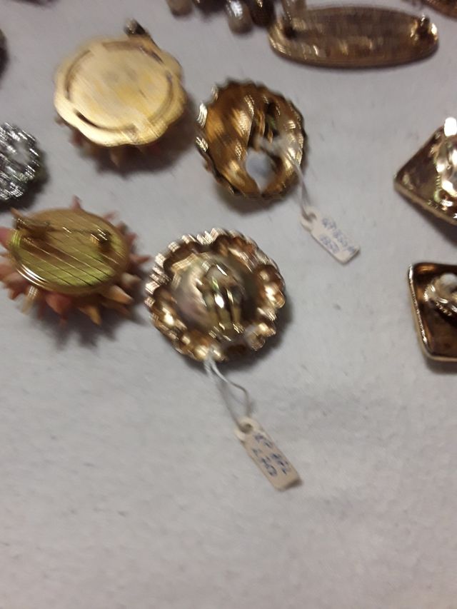 DIFERENTES PEÇAS DE BIJUTERIA