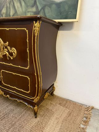 Aparador francés con detalles tallados en madera