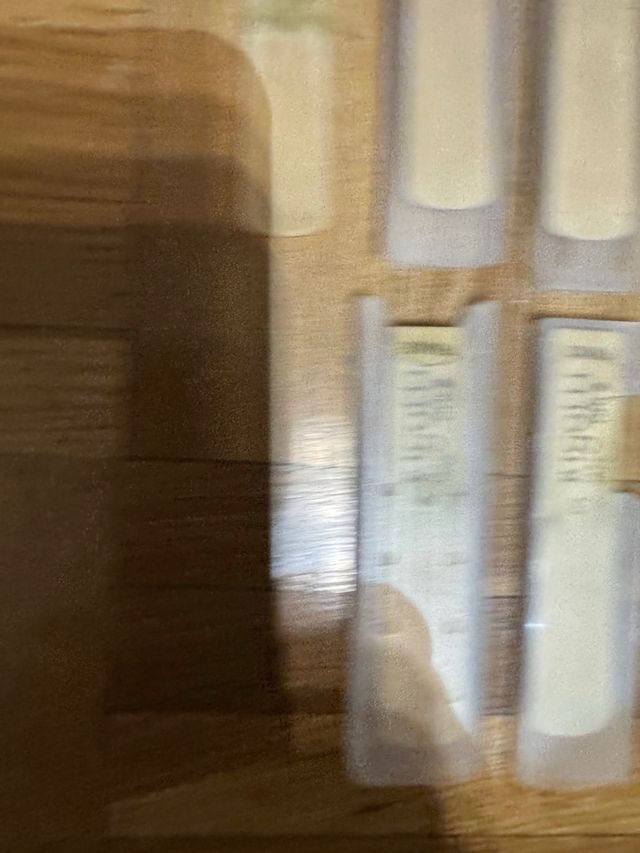 Cañas y abrazadera para saxofón y clarinete