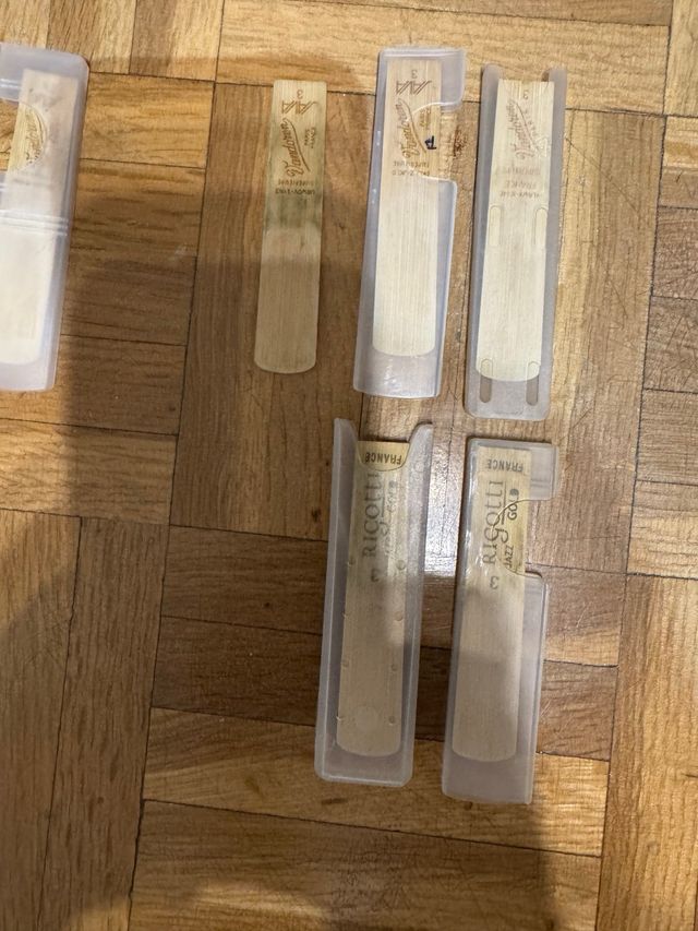 Cañas y abrazadera para saxofón y clarinete