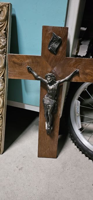 Antiguo cuadro y cristo