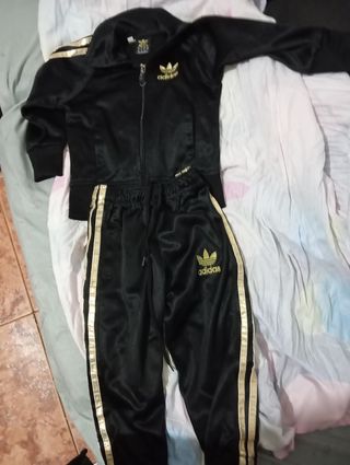 Chándal negro dorado adidas