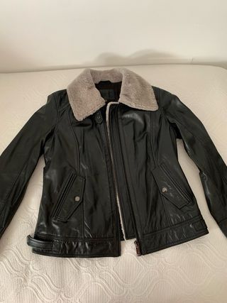 Cazadora de piel negra nueva de Cortefiel TM