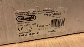 Cafetera dolce gusto y soporte de capsulas