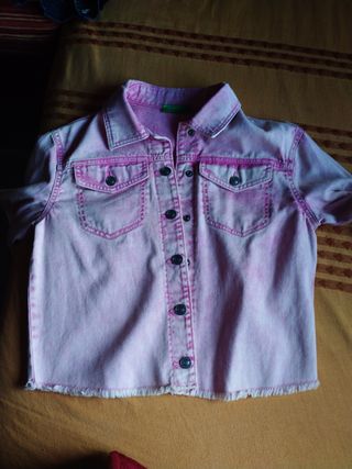Cazadora vaquera benetton, con letras espalda.