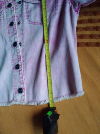 Cazadora vaquera benetton, con letras espalda.