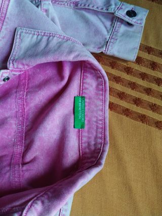 Cazadora vaquera benetton, con letras espalda.