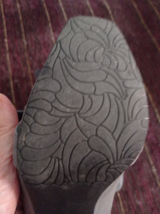 Zapato gris tacón cómodo