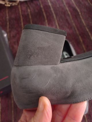 Zapato gris tacón cómodo