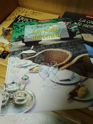 Libros cocina y tabla madera para cortar quesos
