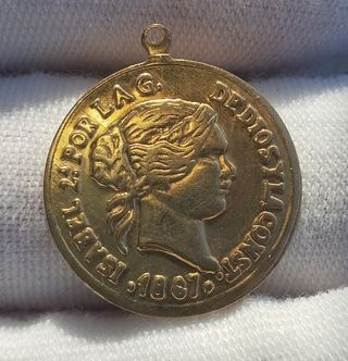 🥇 medallita de metal isabel ll preciosa