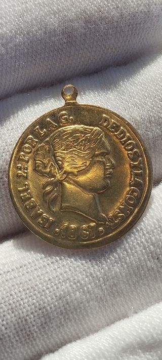 🥇 medallita de metal isabel ll preciosa