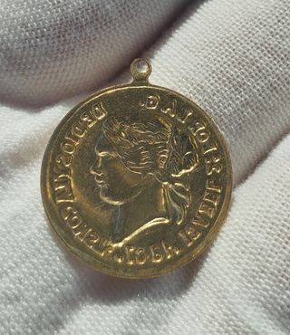 🥇 medallita de metal isabel ll preciosa