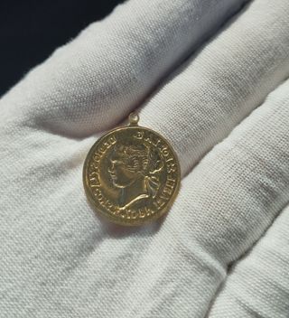 🥇 medallita de metal isabel ll preciosa