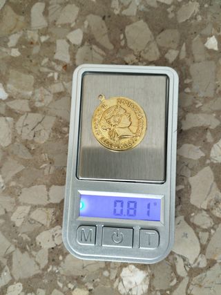 🥇 medallita de metal isabel ll preciosa