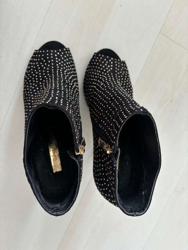 Zapatos tacón alto tipo botín