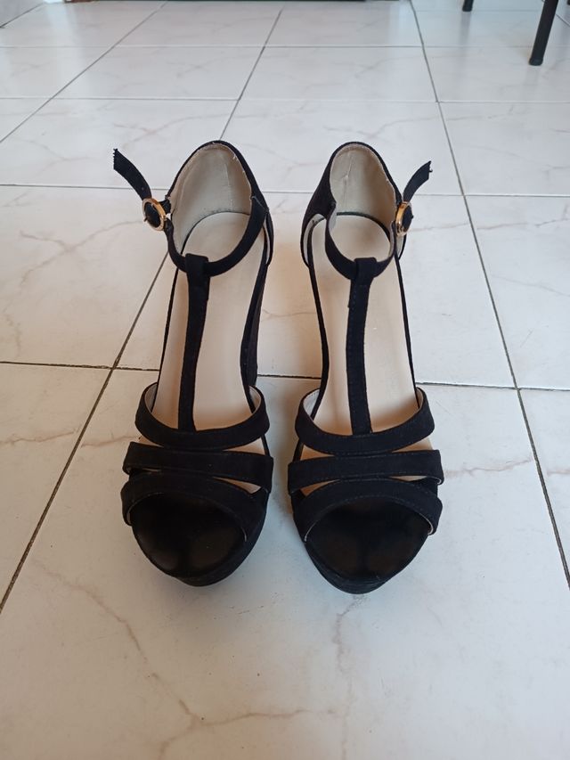 Tacones negros