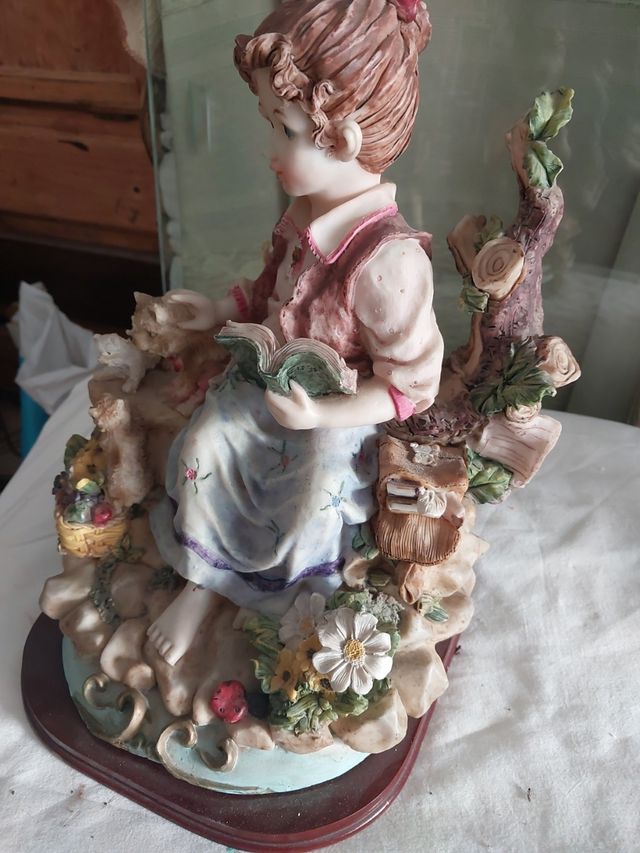 Figura antigua de resina 